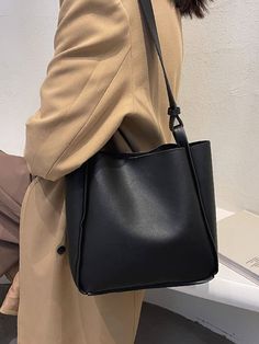 Black Shoulder Bag School, Black Leather Bags Women, Bags For University For Women Aesthetic, Leather Women Bag, Black Bags Women, Black Leather Bag Outfit, Uni Bag Aesthetic, Bags For University For Women, College Bag Aesthetic