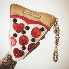 Betsey Johnson pizza purse Diy Tricot, Novelty Purses, Funny Bags, White Handbags, Betsey Johnson Purses, Unique Handbags, Betsey Johnson Handbags, White Purse, Unique Purses