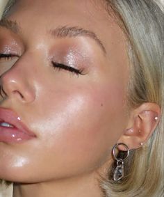 Makeup Inspo Glowy Glitter Makeup, Subtle Makeup Ideas, Makeup Ideas Round Face, Glowy Formal Makeup, Brown Eyes Blonde Hair Makeup, Gloss Makeup Look, Makeup Ideas For Blondes, Glowy Glam Makeup, Champagne Makeup Look