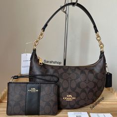 100% Authentic Brand New With Tags Bag Comes In Original Packaging Ce620 Signature Payton Hobo Brown Black And Gold Hardware Comes With A Matching Wristlet Approximate Measurements: 11” (L) X 6″ (H) Handle With 8.5" Drop Black And Gold Hardware, Vogue Aesthetic, Blue Coach, Cinch Bag, Tan Handbags, Bags Coach, Black Leather Bags, Leather Hobo Bag, Purple Bags
