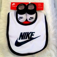 Nike Bib And Shoe Set For Newborn. Brand New Baby Clothes Nike, Nike Baby Clothes, Baby Accesories, Baby Nike, Shoe Set, Black And White Baby, Grey Booties, Nike Accessories, Pink Nikes