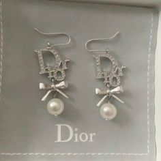 Cristian Dior, Earrings With Crystals, Dior Earrings, Dior Jewelry, Pearl Dangle Earrings, Jewelry Accessories Ideas, Girly Accessories