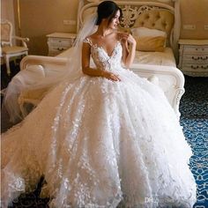 Cinderella Princess Wedding Dress Vintage Bridal Gown Color: Ivory, Brand: Viniodress, Us Size 10: Bust 36.5”/93, Waist 29.5/75cm, Hip 39.75”/ 101cm. Pnina Tornai, Vintage Ball Gown, Cheap Bridal Dresses, Floral Lace Wedding Dress, Vintage Ball Gowns, Robes D'occasion, Bridal Gowns Vintage, Cute Wedding Dress, Wedding Dresses With Straps