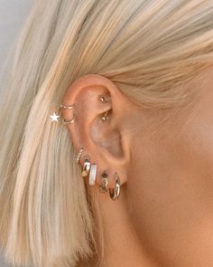 Multiple Ear Piercings Aesthetic, Ohrknorpel Piercing, Ušný Piercing, Piercings Oor, Piercings Bonitos, Different Ear Piercings, Ear Piercings Chart, Piercing Chart