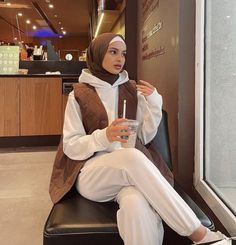 Fall Outfits Hijab Modest Fashion, Winter Fits Hijabi, Hijab Fashion Inspiration Winter, Hijabi Fall Outfits, Arabic Hijab Style, Hijab Outfit Winter, Hijabi Photoshoot, School Style Girl