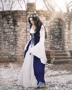 Shipping fee for exchange. This is ONLY a shipping fee Sea Green Medieval Dress, Irish Outfits Women Traditional, Light Green Medieval Dress, Historical Medieval Dress, Mideavel Dresses, Beautiful Medieval Dresses, Ren Faire Dresses, Princess Ren Faire Outfits, Ren Faire Outfits Princess