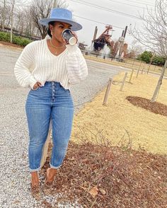 Cute Work Outfits Fall, Dip Powder Nails Colors Fall For Black Women, Couture, Fall Outfits For Black Women Inspiration, Casual Chic Mom Style, Curve Love High Rise Mom Jeans, Flannel Outfits With Heels, Woman Spring Outfits, Cute Curvy Fall Outfits