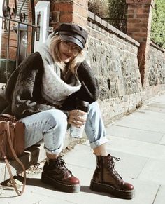 Fii Puternic, Platform Doc Martens, Comfy Jeans Outfit, Boho Mode, Doc Martens Outfit, Hat Outfit, Stylish Lifestyle, Mom Jeans Outfit