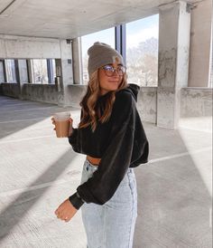 Insta Outfit Ideas Winter, Insta Photo Ideas Cold Weather, Cold Weather Instagram Pictures, Hoodie Instagram Pictures, Cold Weather Photoshoot, Instagram Picture Ideas Winter, Trendy Cold Weather Outfits, Hoodie Photoshoot, Parking Garage Photoshoot