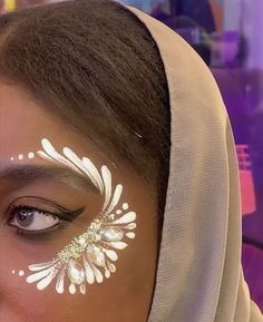 White Festival Makeup, Face Painting Glitter, Glitter Face Paint Ideas, Cute Face Paint Ideas For Teens, White Face Paint Ideas, Face Painting Designs Aesthetic, White Party Makeup, Face Paint Adults