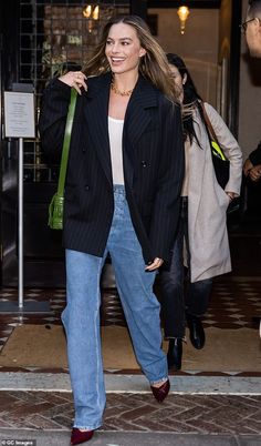 Pinstripe Blazer Outfit, Margot Robbie Outfit, Velvet Blazer Outfit, Oversized Blazer Outfit, Double Denim Looks, Taylor Russell, Comfort Person, Pinstripe Blazer, Streets Of New York