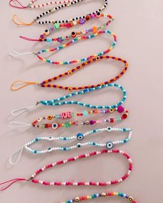 Phone Charm Beads Ideas, Strap Phone Miçanga, Phone Strap Miçangas, Ideas Para Pulseras Aesthetic, Phone Straps Beads Ideas, Phone Jewelry Accessories, Phone Strap Aesthetic, Ideas De Pulseras Aesthetic, Telefon Charm