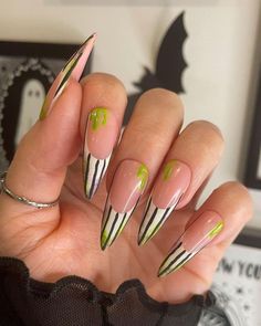 Beetlejuice nails Ongles Gel Halloween, Ongles Goth, Horror Nails, Nail Art Halloween, Witch Nails, Witchy Nails