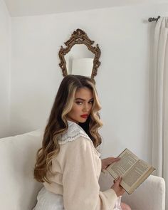 Emma Graceland, Balayage With Bangs, Balayage For Dark Brown Hair, Dark Brown Hair Rich, Warm Skin Tones, Balayage Ideas, Hollywood Curls, Feminine Hairstyles, Glam Aesthetic