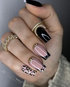 💫 Dazzle with detail with over 50 intricate gold nail designs. These designs offer a sophisticated and luxurious flair. Check out the best winter nails ideas and designs for short nails, almond nails and coffin nails in this article. Gold Nail, Nail Art Ideas, Nail Designs Ideas, Gold Nail Designs, Fancy Nails Designs, Nail Envy, Short Acrylic Nails Designs, Luxury Nails, Elegant Nails