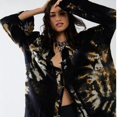 Hand Printed Top Brand New Tag Included! Light Weight Non Transparent Beautiful Patterned Top. Crop Top Outfits, Oversized Crop Top Outfit, Dark Boho Fashion, Crop Top Outfit, Oversized Plaid Shirts, Oversized Crop Top, Western Denim Shirt, Top Outfit, Front Tie Shirt