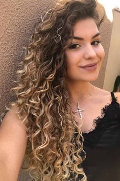 Cachinhos dourados Ombre Hair Colour, Curly Natural Curls, Ombre Curly Hair, Curly Hair Photos, Curls For Long Hair, Beautiful Curly Hair, Long Hair Updo, Beautiful Curls, Curly Hair Inspiration