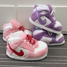 Nike Fluffy Slippers, Fluffy Nike Slippers, Παπούτσια Nike Free, Buty Jordan, Boty Nike, Fluffy Shoes, Pretty Shoes Sneakers, Preppy Shoes, Cute Nike Outfits