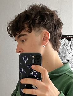 @triboluminescencee ig Modern Mullet Haircut, Mullet Haircuts, Taper Fade Short Hair, Mens Haircuts Short Hair, Taper Fade Haircut, Mullet Haircut, Wavy Hair Men, Modern Mullet, Mens Hairstyles Thick Hair