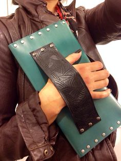 Pochette Diy, Handmade Leather Clutch, Turquoise Shoes, Diy Sac, Diy Leather Bag, Mk Handbags, Bags Leather Handbags, Mk Bags, Kelly Bag