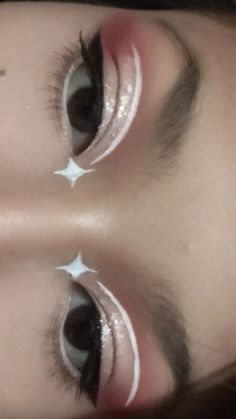 Cute School Eye Makeup, Soft Rhinestone Makeup, Christmas Themed Makeup Looks, Marvel Eye Makeup, Easy Cool Eye Makeup, Enchanted Eye Makeup, Douyin Graphic Eyeliner, Pink And White Graphic Liner, Gojo Makeup Look