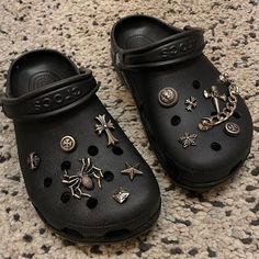 Jibbitz Ideas, Croc Outfits, Croc Pins, Mens Crocs, Crocs Outfit, Cutest Shoes, Black Crocs, Crocs Fashion, Shoe Decorations