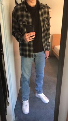 Outfit Jeans Pria, Guys School Outfits, College Boy Outfits, Street Outfit Men, 90a Fashion, 90a Fashion Outfit, Mens Style Ideas, Outfits Hombre Casual, Cargo Pants Men Fashion