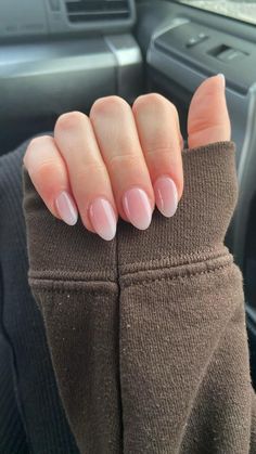 Round Short Nails Acrylics, Simple Summer Nails Short Casual, Simple Acrylic Nails Oval, Small Hand Nails, Simple Acrylic Nails Almond Short, Short Simple Acrylic Nails Almond, Short Nails Acrylic Round, Simple Light Nails, Natural Round Acrylic Nails