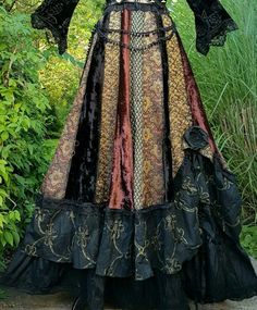 Black And Gold Skirt Outfit, Bohieman Style Clothes, Renfair Outfits, Witch Skirts, Faerie Aesthetic Clothes, Grunge Moodboard, Witch Clothing, Looks Hippie, Boho Witch