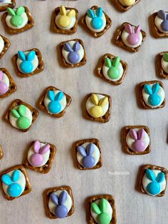 there are many decorated cookies on the table