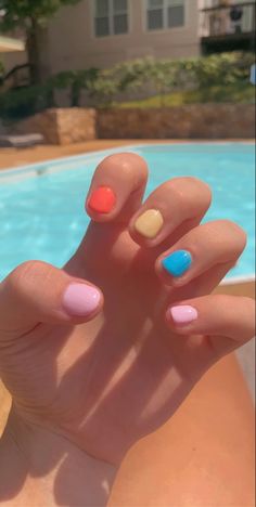 Gel Nail Inspiration Short Summer, Summer Nail Polish Ideas For Short Nails, Nails Natural Short Design, Cute Short Painted Nails, Summer Nails Easy Short, Summer Nails For Short Nails Simple, Cute Short Easy Nails, Summer Nail Ideas Gel Design Short, Cute Regular Nail Polish Nails