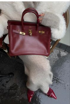 Mode Gossip Girl, Visuell Identitet, Outfit Invierno, Hermes Bag Birkin, Birkin Bag, Red Bags, Winter Aesthetic, Red Outfit, Foto Inspiration