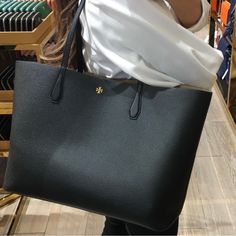 Nwt Tory Tote. Please Refer To Pictures For More Info! Tory Burch Work Bag, Tory Burch Ella Tote, Tory Burch Shoulder Bag, Ella Tote, Slouchy Tote, Trendy Purses, Large Leather Bag, Tory Burch Tote, Tory Burch Bag Totes