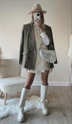 Beige Knee High Boots Outfit Winter, Chelsea Boot Outfits Women, Designer Clothing Brands, Winter Fashion Outfits Casual, Outfits Otoño, Outfits Invierno, Causual Outfits, Clothing Brands, Colourful Outfits