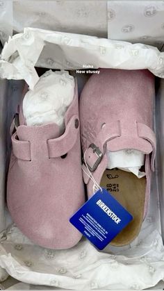 Car Essentials Bag, Birken Clogs, New Balance Fits, Shoes Recommendation, Bc Shoes, Pink Clogs, Mode Old School, Birkenstock Clog, Birkenstock Outfit