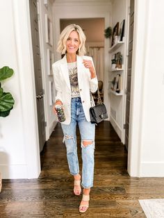 White blazer with graphic tee and light wash distressed jeans Date Night Outfits Spring, Night Outfits Casual, Casual Going Out Outfits, Casual Night Out Outfit, Go Out Outfit Night, Girls Night Outfit, Outfit Night Out, Casual Date Night Outfit