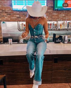 Rockstar Cowgirl Aesthetic, Traje Cowgirl, Country Concert Outfit Ideas, Trajes Country, Nfr Fashion, Cowgirl Style Outfits