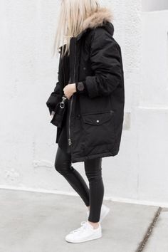 Parka Outfits, Svarta Outfits, Parka Outfit, Outfit Formal, Black Parka, Black Leather Leggings, White Minimal, Woman In Black, Foto Tips