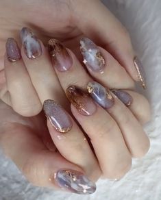 Marble Nail Art Design, Nail Art Marble Maroon, Nail Art Wisuda, Nail Art Simple Elegant Classy Maroon, Nail Art Untuk Kulit Sawo Matang, Elegant Nail Art Designs Classy, Mauve Nail Art, Nail Art Designs Marble, Nail Art Simple Elegant Classy