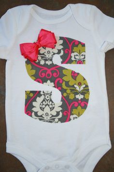 love the large letter with the bow Patchwork, Diy Onesie, Onesie Diy, Personalized Fabric, Mighty Mike, Bow Diy, Letter Shirt, Shower Bebe