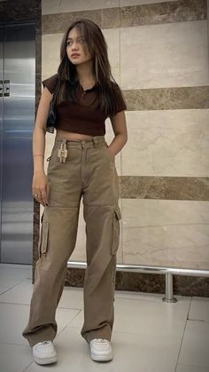 @ayahkeriting cargo pants highwaist, gak cuma bisa dipake cwok, tapi cewek juga ... College Fits, Trendy Dress Outfits, Classy Casual Outfits, Causual Outfits