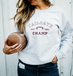 Snag this cozy crew just in time for the Super Bowl! Perfect for Football Sundays 🏈✨ Game Day Sweatshirt, Cute Family Pictures, Game Outfits, Chill Style, Football Game Outfit, Fitted Shirts, Football Outfits