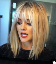 Haircut With Layers, Cute Layered Haircut Mid Length, Layered Haircut Mid Length, Haircut Mid Length, Cute Layered Haircut, Medium Length Haircut, Layered Haircut, Haircuts For Medium Hair