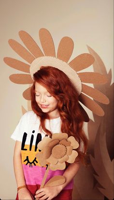 Flower Costume, Clever Halloween Costumes, Looks Halloween, Diy Journal Books, Birthday Party Theme Decorations, Crazy Hats, Kids Class, Cardboard Art, Cardboard Crafts