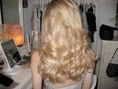 blowout hairstyle 90s Style, 90s Style Hair, Bridesmaid Dresses Knee Length, Blowout Hairstyle, Country Bridesmaid, Country Bridesmaid Dresses, Dresses Knee Length, روتين العناية بالبشرة