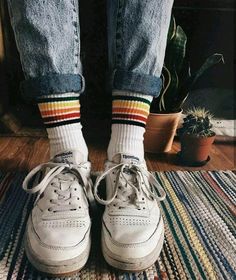 Find 90s grunge inspiration in our gallery, featuring over 70 amazing photos, showcasing the unique aesthetic of this timeless music and fashion trend! 90s Grunge Aesthetic, Look 80s, Street Style Photography, Winter Wardrobe Essentials, Mode Grunge, Stil Vintage, Estilo Grunge, Look Retro, Retro Mode