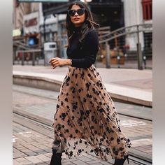 Beautiful Brown Skirt Accented With With Black Flowers- A Staple Piece To Add To Your Closet. This Classy Skirt Is A Size L And Incredibly Comfortable!! Gonna In Tulle, Womens Tulle Skirt, Mesh Maxi Skirt, Gauze Skirts, Tulle Maxi Skirt, Chiffon Maxi Skirt, Rock Outfit, Ținută Casual, Mesh Skirt