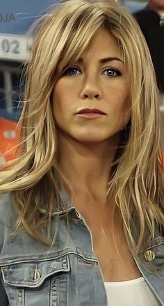 Mid Length Hair With Angles, 2023 Hair With Bangs, Classy Haircuts For Long Hair, Jennifer Aniston 2022 Style, Bangs For Older Women With Long Hair, 50 Year Old Hairstyles Medium, Bangs For Older Women, Haircut Selfie, Photo Hijab