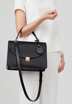 Ladies Purses Handbags Style, Classy Purses, Trending Handbags, Structured Top, Hand Bags For Women, Sacs Design, Everyday Handbag, Structured Bag, Stylish Purse