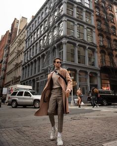 Take a look at 10 of our favorite male fashion influencers on Instagram for a refreshing dose of daily inspiration. Street Mode, Mens Photoshoot Poses, Moda Streetwear, Look Man, Men Photoshoot, Mens Fashion Edgy, Men Photography, Mens Fashion Inspiration, Mens Fashion Urban